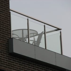 Outside-railing-with-glass-elements (1)
