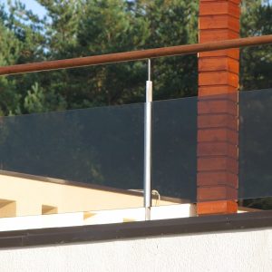 Outside-railing-with-glass-elements (3)